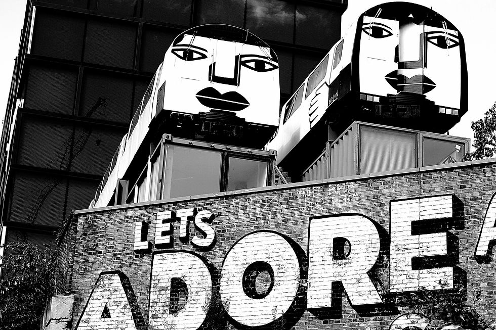 Street-Art-Gebäude mit der Aufschrift 'Let's Adore' – Symbol für kreatives Copywriting & Texterstellung in Bad Bergzabern mit Media Vibes.
