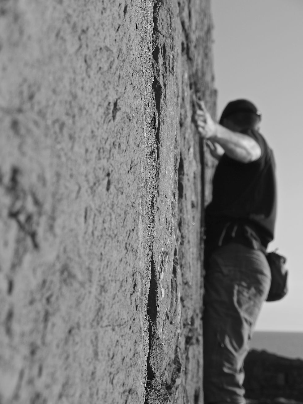 Kletterer an einem Felsen bei Dahn als typisches Bild der Region und Standort von Easy Ending als Werbeagentur in Dahn