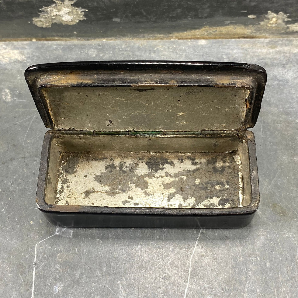 Thumbnail: Tabatière en bois noirci laqué et nacre, forme rectangulaire couvercle à bascule, boite à priser, objet de fumeur, XIXe