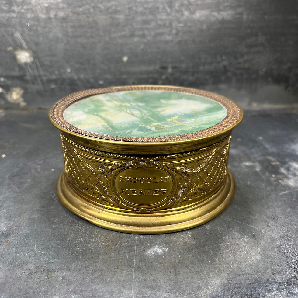 Boîte ancienne Chocolat Menier en laiton gauffré – Style Louis XVI – Intérieur tissu - fin XIXe