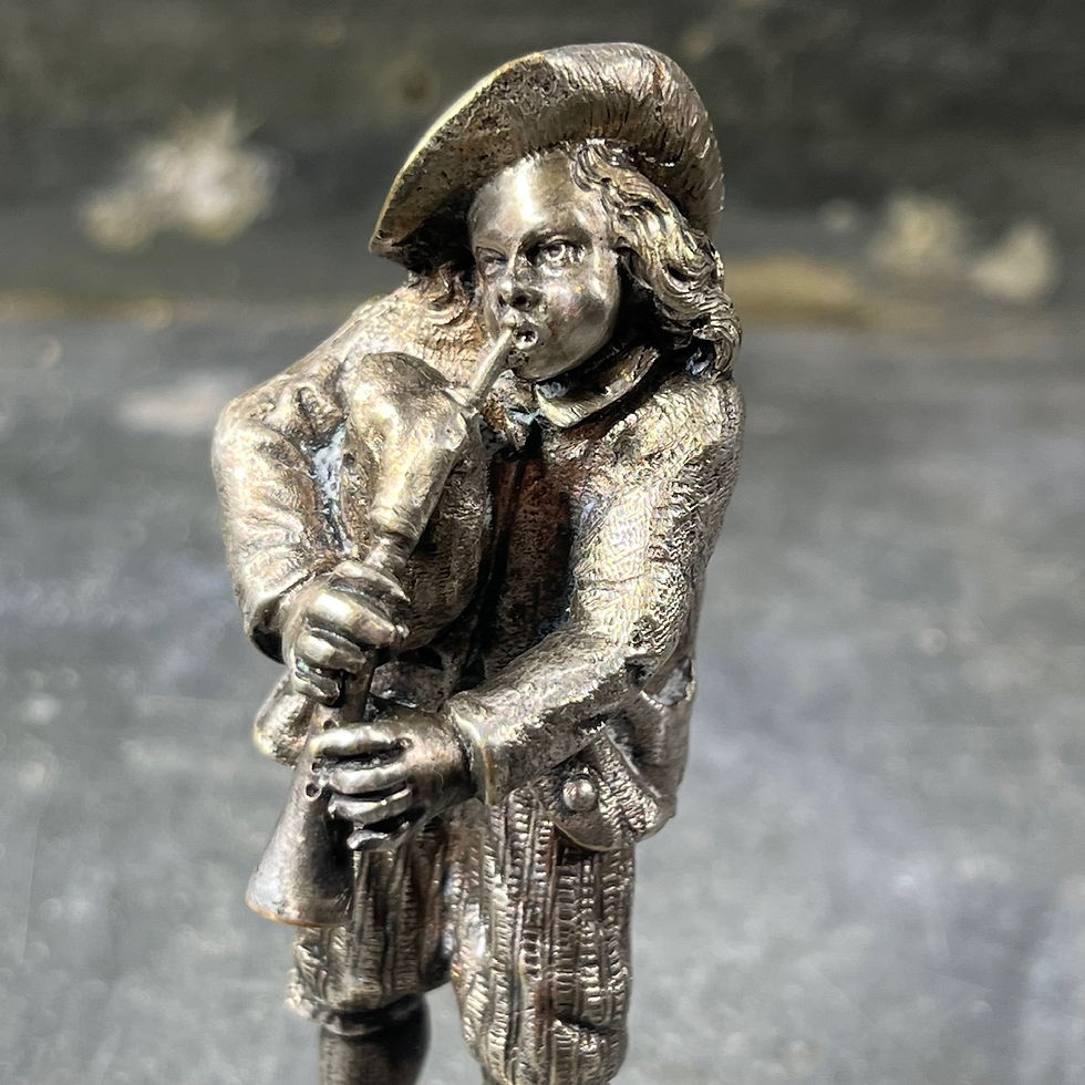 Miniature : Statuette en bronze argenté. Musicien joueur de Cornemuse signé ROCHE. XIXème