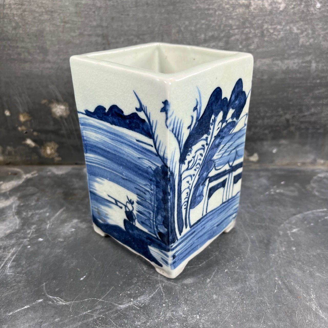 Porcelain ceramic pot or vase. China Late 19th / 20th century