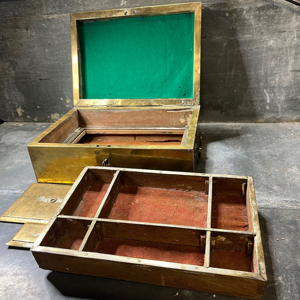 Thumbnail: Boîte à bétel indo-portugaise, Goa XIXe en laiton coffret compartimenté