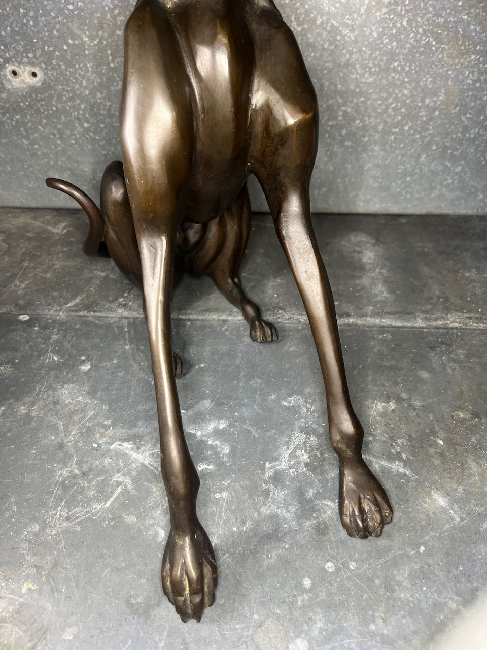 Thumbnail: Grand lévrier en bronze patiné Art Déco 44cm . Sculpture chien