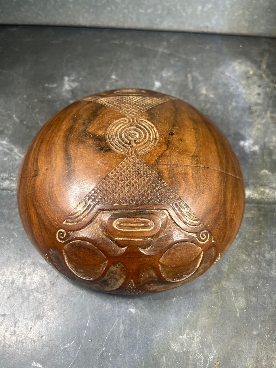 Thumbnail: Superbe Bol Ko'oka Îles Marquises Tiki Bois Art Océanien Début XXe Blackburn.