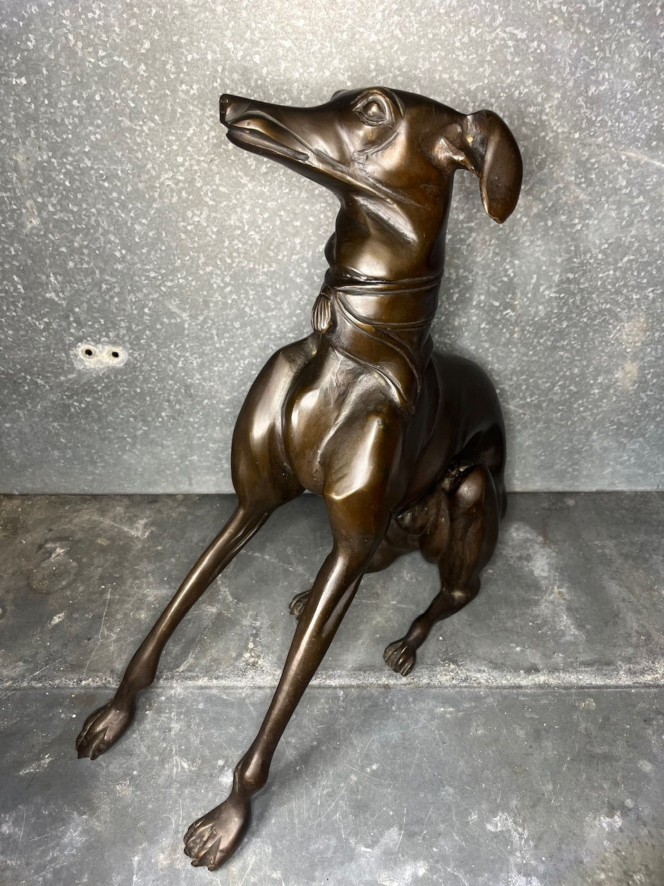 Thumbnail: Grand lévrier en bronze patiné Art Déco 44cm . Sculpture chien