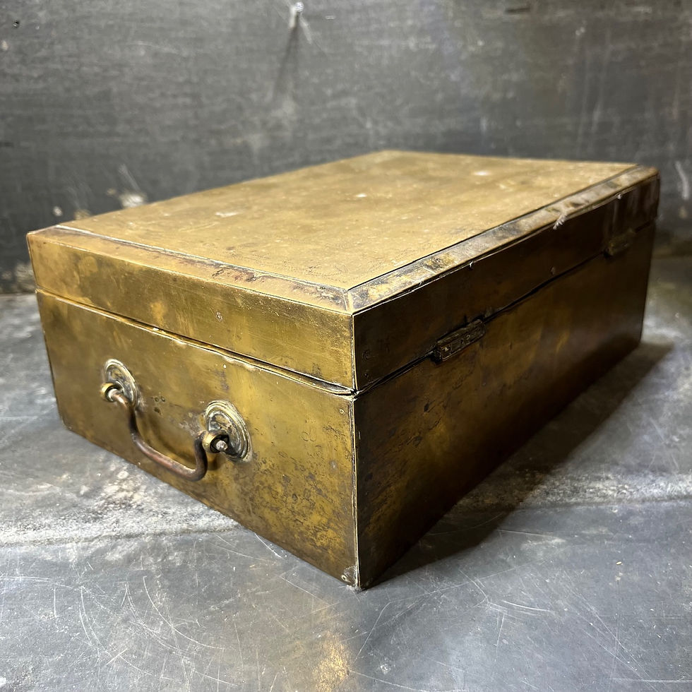 Thumbnail: Boîte à bétel indo-portugaise, Goa XIXe en laiton coffret compartimenté