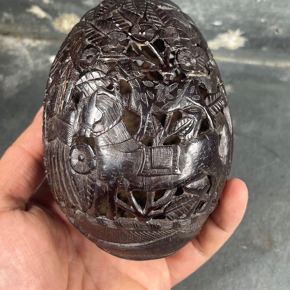 Thumbnail: Carved coconut piggy bank – “Un recuerdo de Ucua” folk art