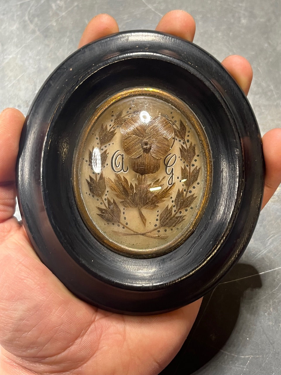 Thumbnail: Paire de reliquaires funéraires en cheveux Ca1900