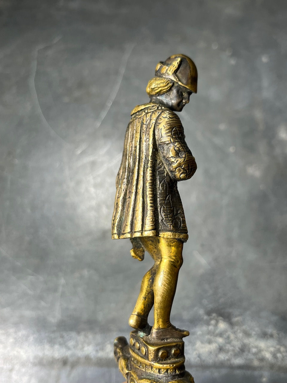 Thumbnail: Dague romantique XIXe Napoléon III, bronze finement ciselé, fourreau gothique