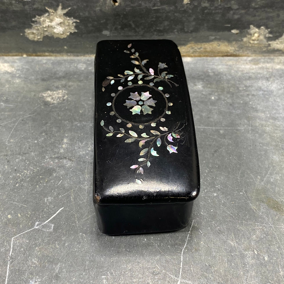 Thumbnail: Tabatière en bois noirci laqué et nacre, forme rectangulaire couvercle à bascule, boite à priser, objet de fumeur, XIXe
