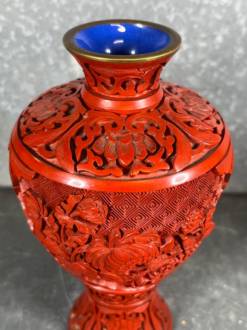 Thumbnail: Paire vases chinois cinabre émail bleu. Milieu XXe. Chine
