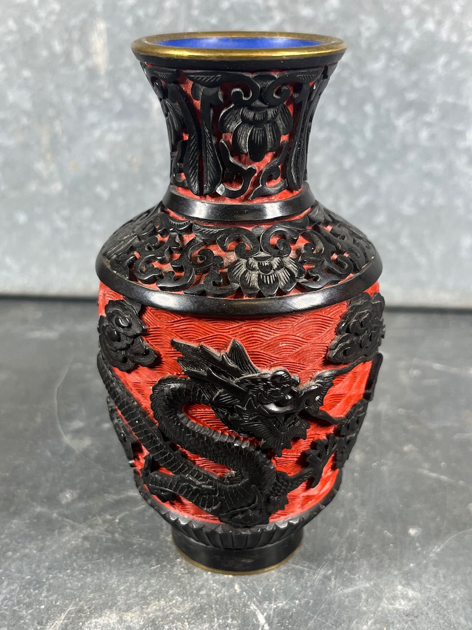 Thumbnail: Paire petits vases chinois cinabre dragon XXe