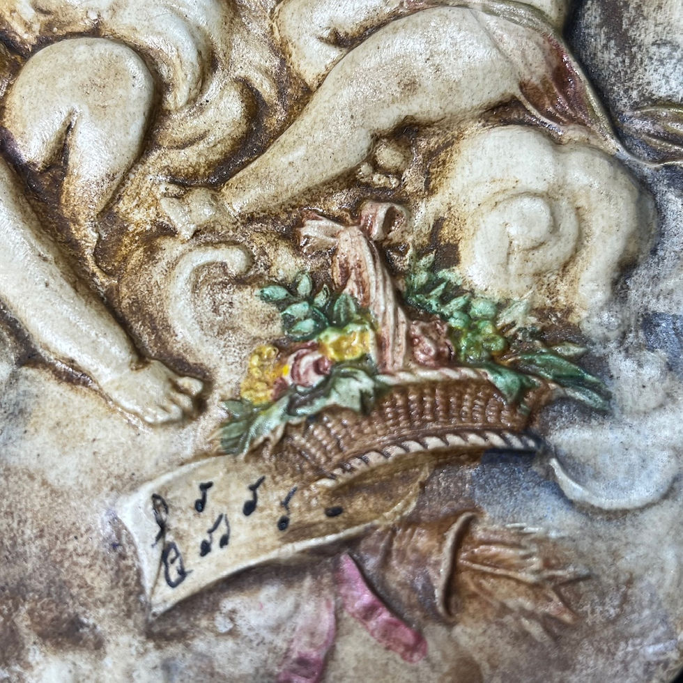 Thumbnail: Bas-relief mural rococo putti musiciens en plâtre peint – milieu XXe