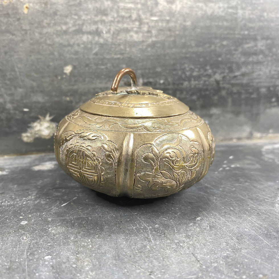 Boite à noix de bétel en forme de fruit, argent repoussé bas-titre, Chine 1900