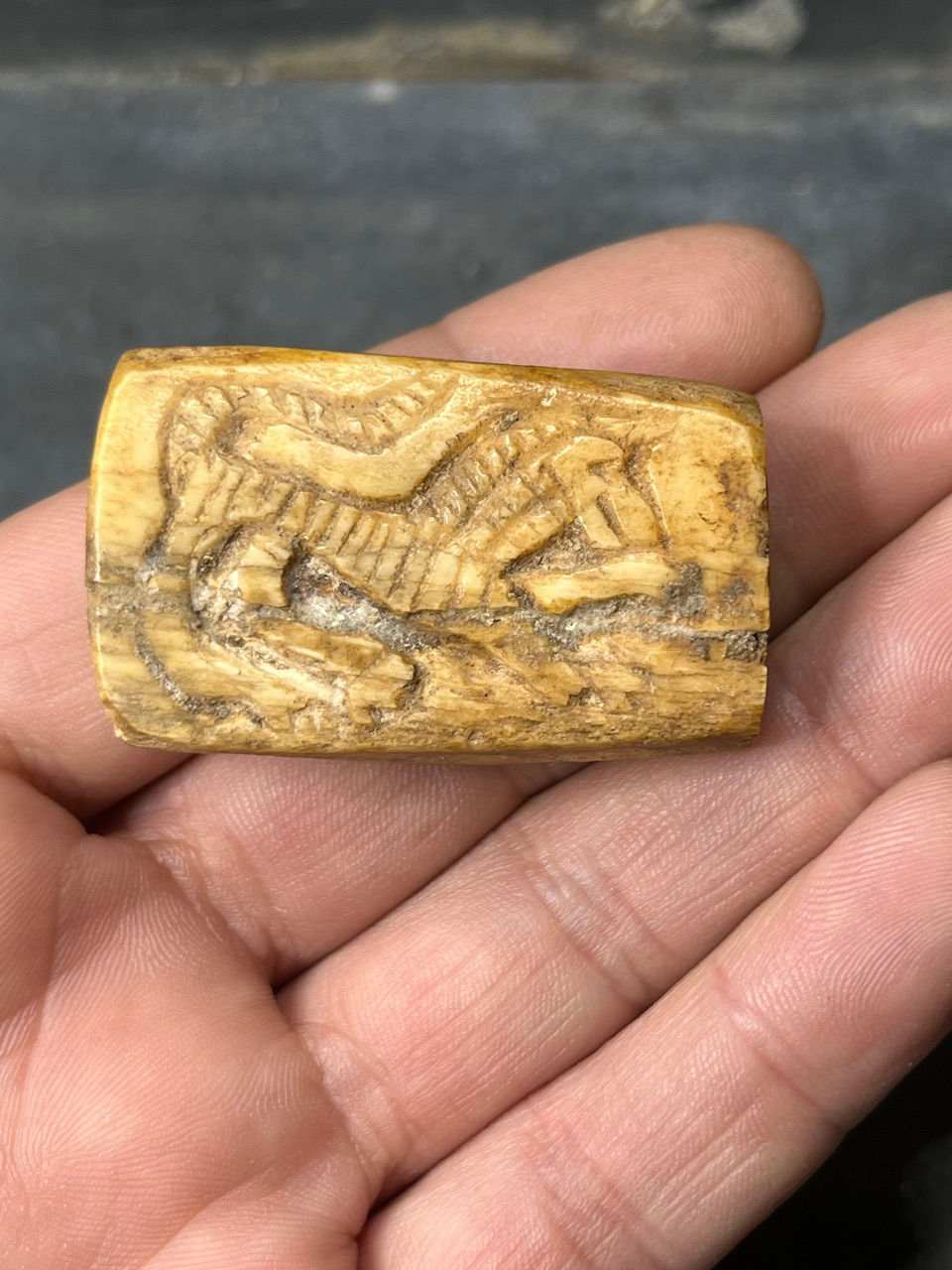 Thumbnail: Amulette Tubulaire en Os Sculpté – Personnage Orant et Cheval – Égypte Copte