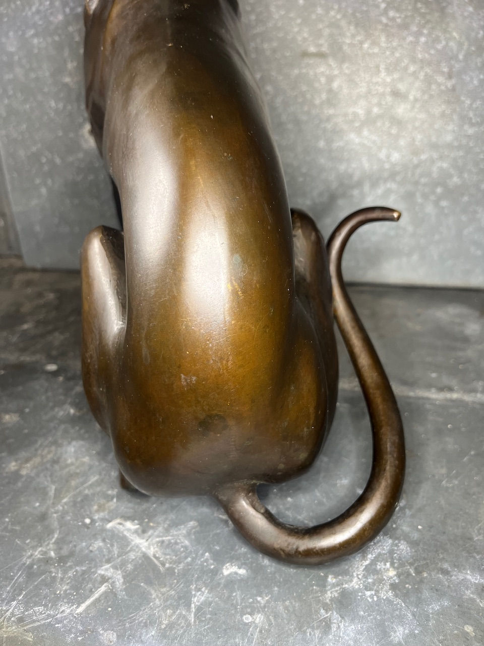 Thumbnail: Grand lévrier en bronze patiné Art Déco 44cm . Sculpture chien
