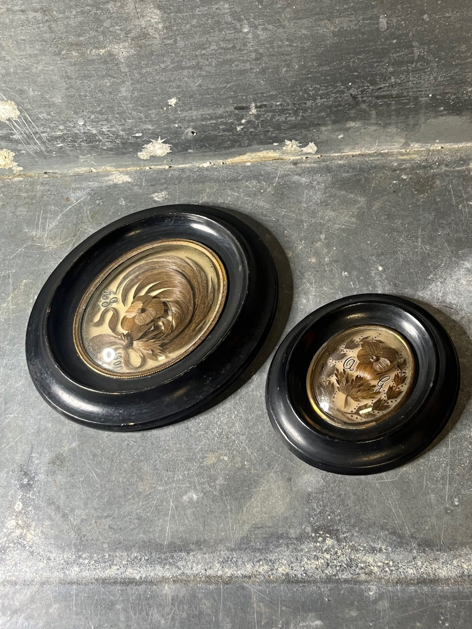 Thumbnail: Paire de reliquaires funéraires en cheveux Ca1900