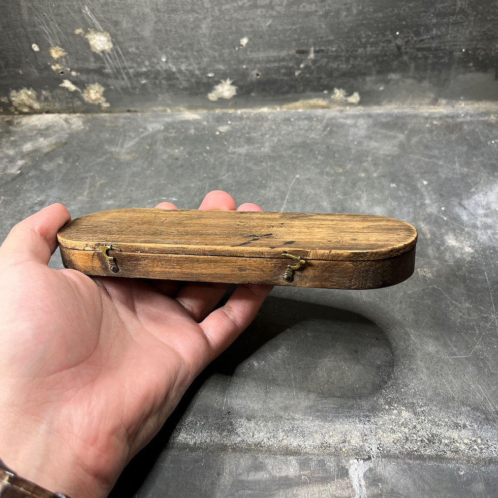 Thumbnail: Trébuchet de changeur XVIIIe balance portative monnaies avec poids en boîte bois