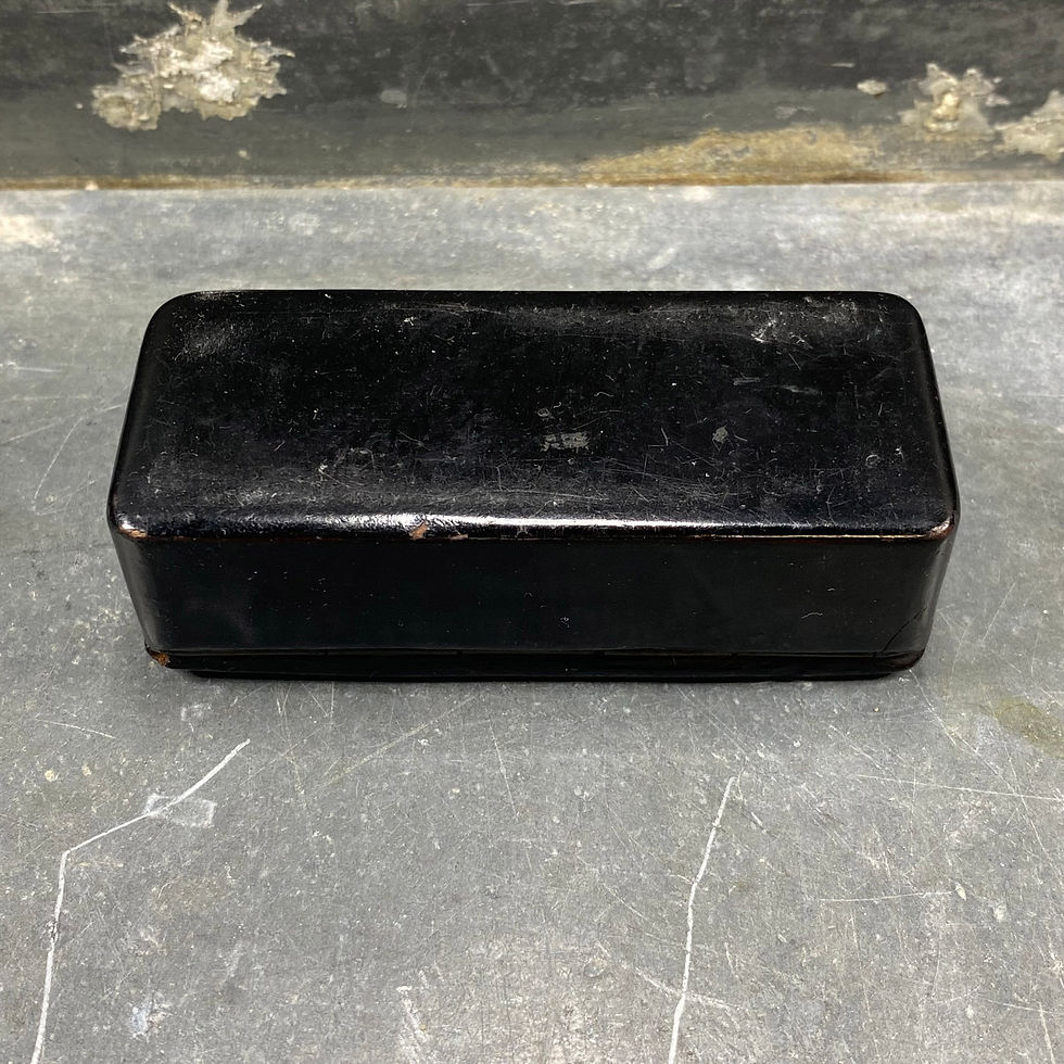 Thumbnail: Tabatière en bois noirci laqué et nacre, forme rectangulaire couvercle à bascule, boite à priser, objet de fumeur, XIXe