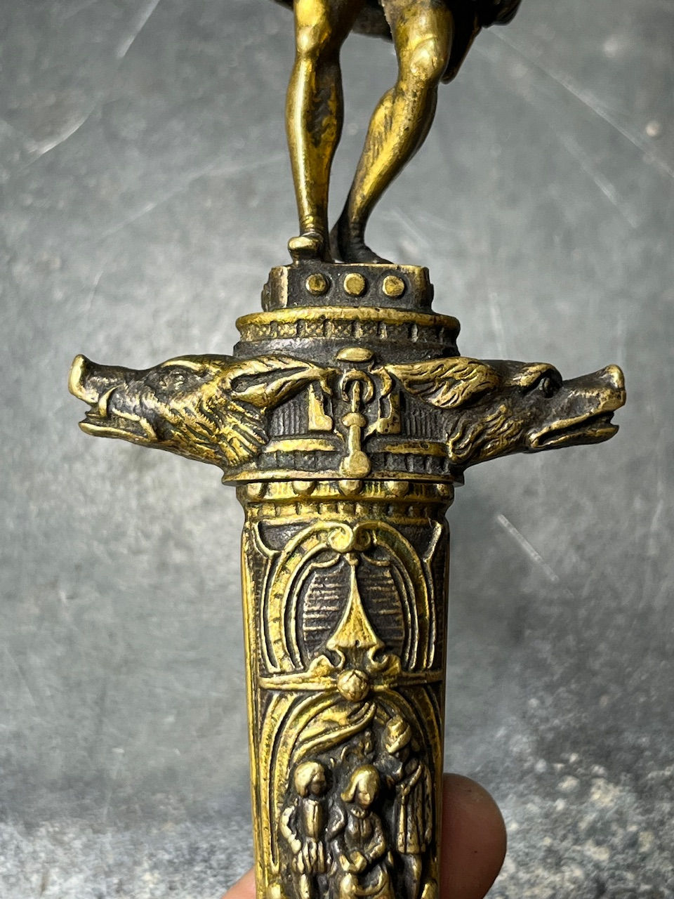 Thumbnail: Dague romantique XIXe Napoléon III, bronze finement ciselé, fourreau gothique