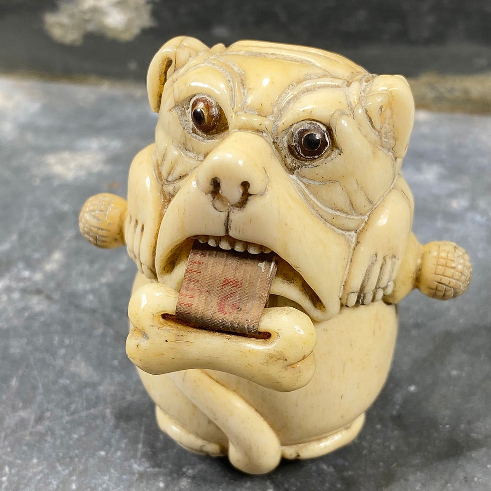 Miniature : Mètre ruban en os, chien mordant un os, 1900