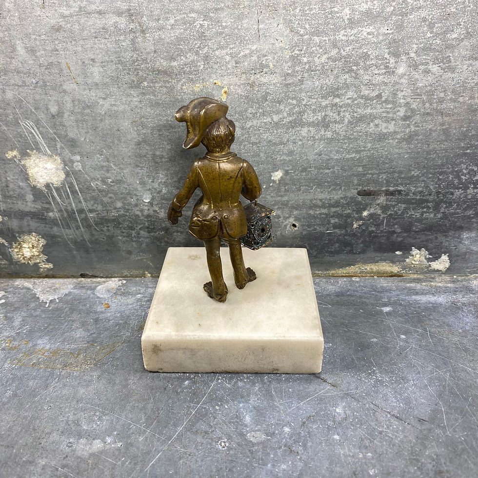 Thumbnail: Bronze d’un singe porteur de lanterne costumé