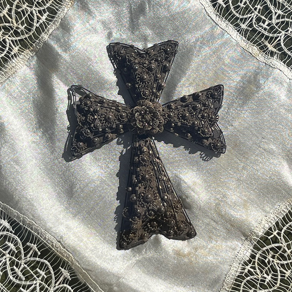 Thumbnail: Italian religious reliquary – Filigree and lace silver cross – 19th century