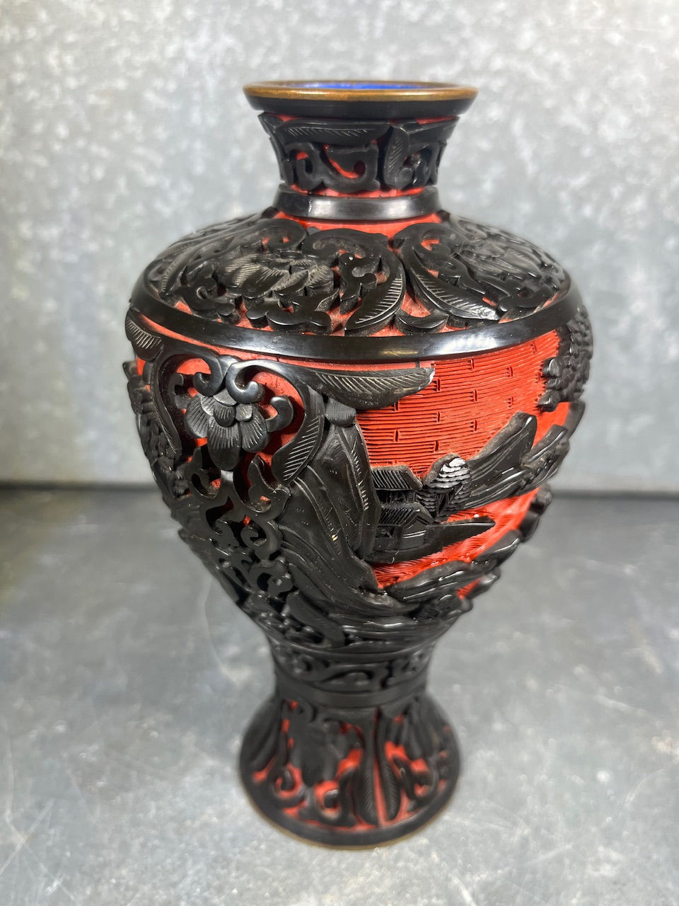 Thumbnail: Paire vases chinois cinabre noir rouge. Milieu XXe. Chine