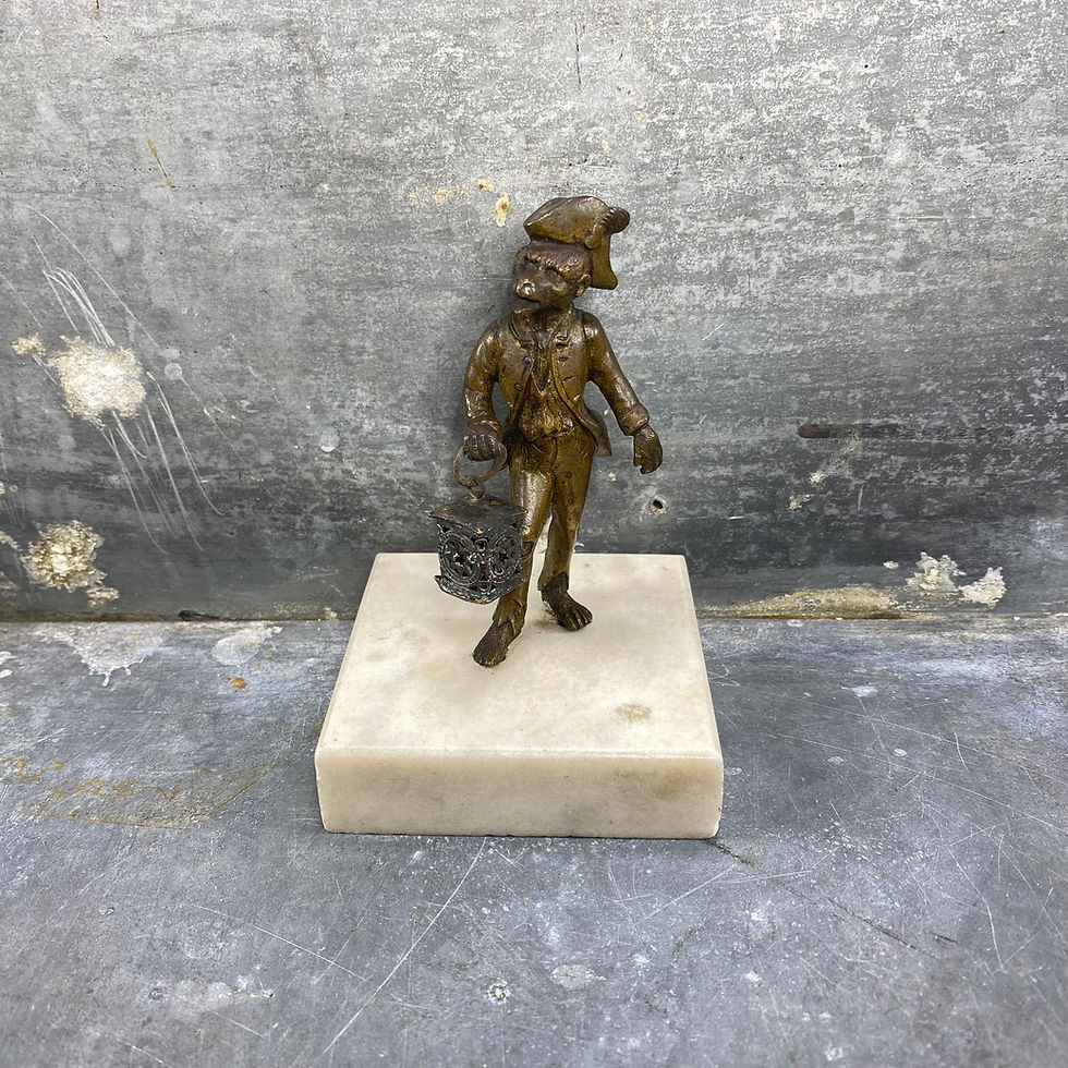 Thumbnail: Bronze d’un singe porteur de lanterne costumé