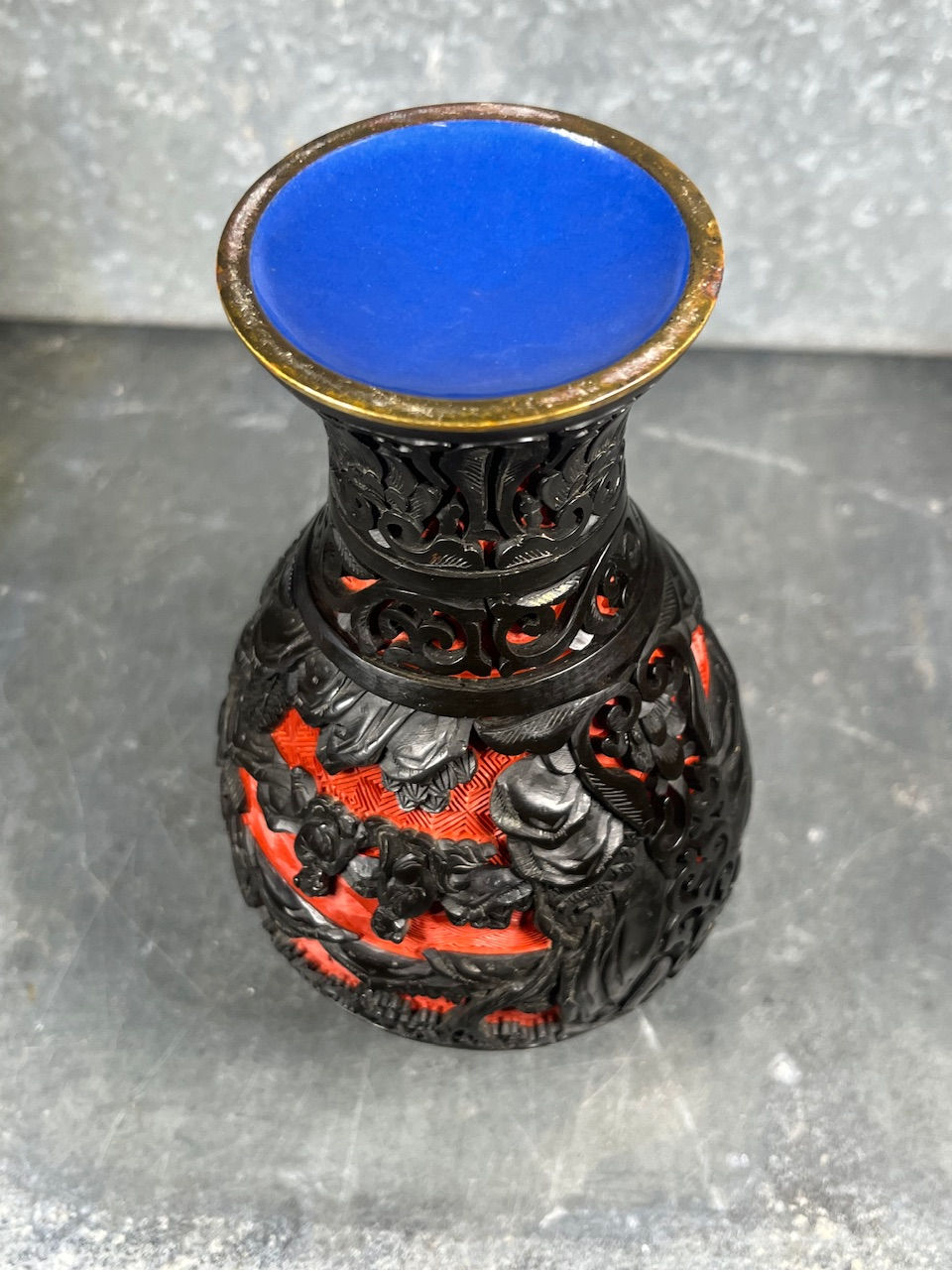 Thumbnail: Paire vases chinois cinabre noir rouge. Milieu XXe. Chine