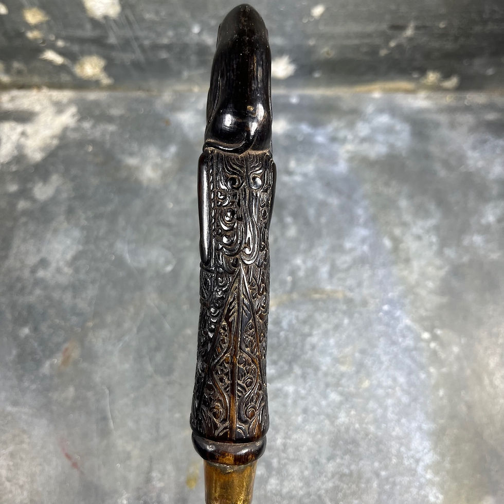 Miniature : Couteau Lombok Indonésie - Manche Bois Sculpte Singe et Homme - Début XXe