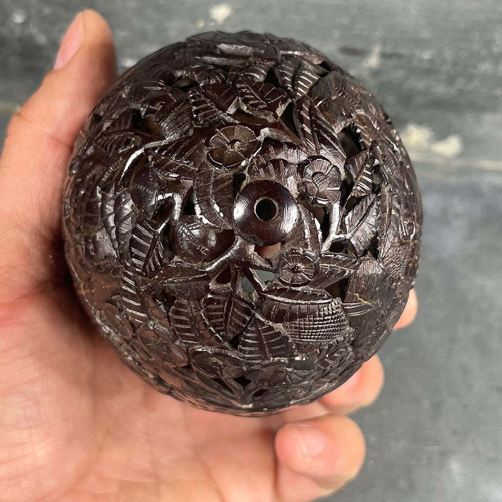 Thumbnail: Carved coconut piggy bank – “Un recuerdo de Ucua” folk art
