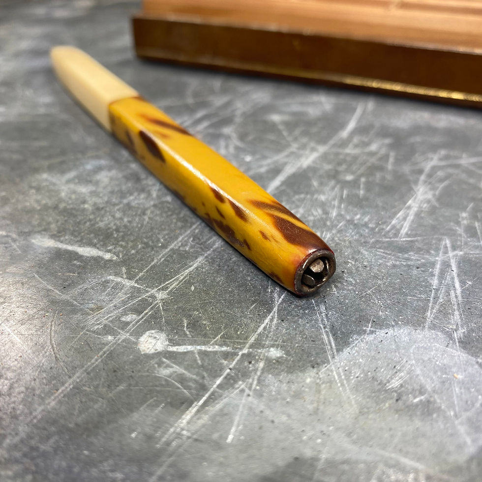 Miniature : Boite à plumier avec set complet porte-plume, sceau et plumes, début XXème