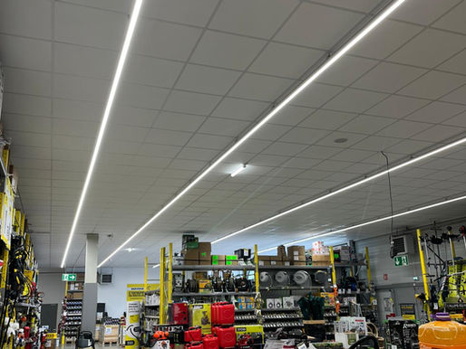 Éclairage linéaire LED dans un magasin de bricolage réalisé par 8-48 pour assurer un confort visuel optimal et valoriser les espaces de vente.