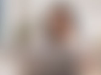 Professionnelle en visioconférence, visage éclairé par une lumière douce devant un écran sans reflet