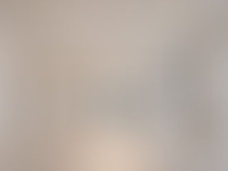 Galerie contemporaine éclairée par des lignes LED présentant une subtile variation de teinte