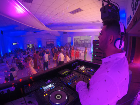 La importancia de contratar un DJ