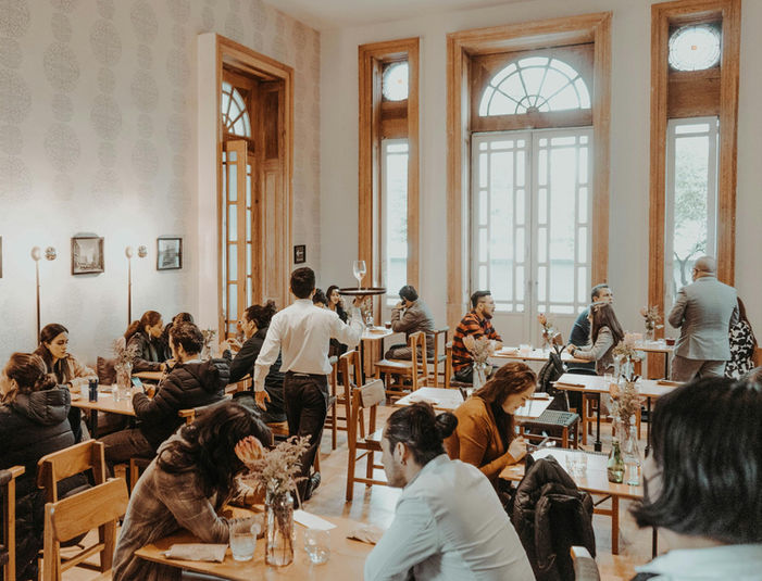 Clienți la mese într-un restaurant elegant