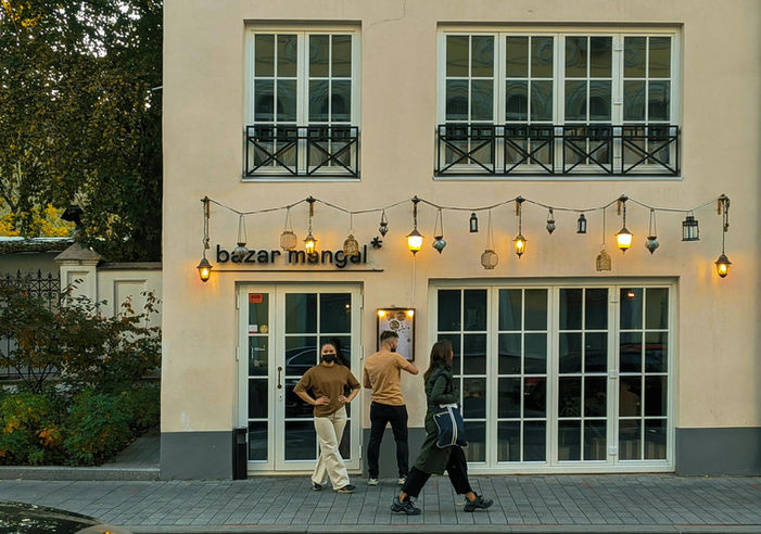 Clienți la Bazar Mangal: restaurant, meniuri afișate