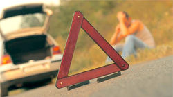 1 -triangle-in-a-front-of-broken-car-SBI-35015218