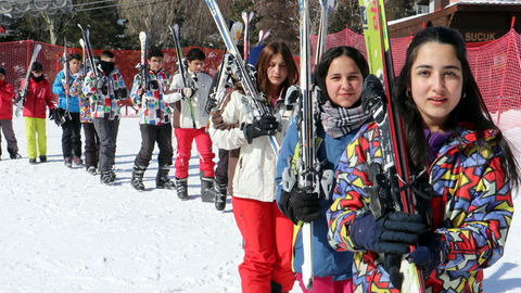 Erzurum’da Liseliler Kayak Öğreniyor!