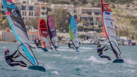 Alaçatı'da Rüzgar Esti: TYF Yelken Ligi 2. Ayak Yarışları Sona Erdi! 🏄‍♀️🌊