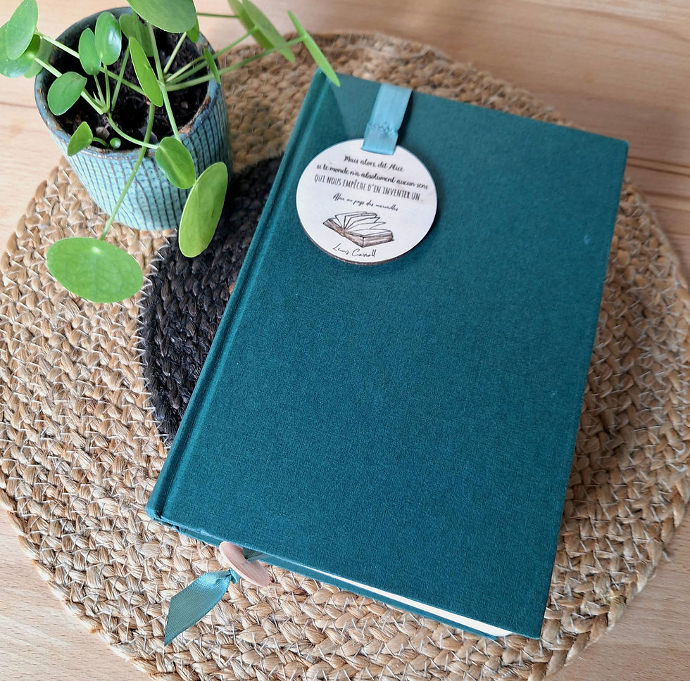 Miniature : Marque page Bois et ruban vert avec Citation Alice au pays des merveilles gravé  utilisé dans un livre