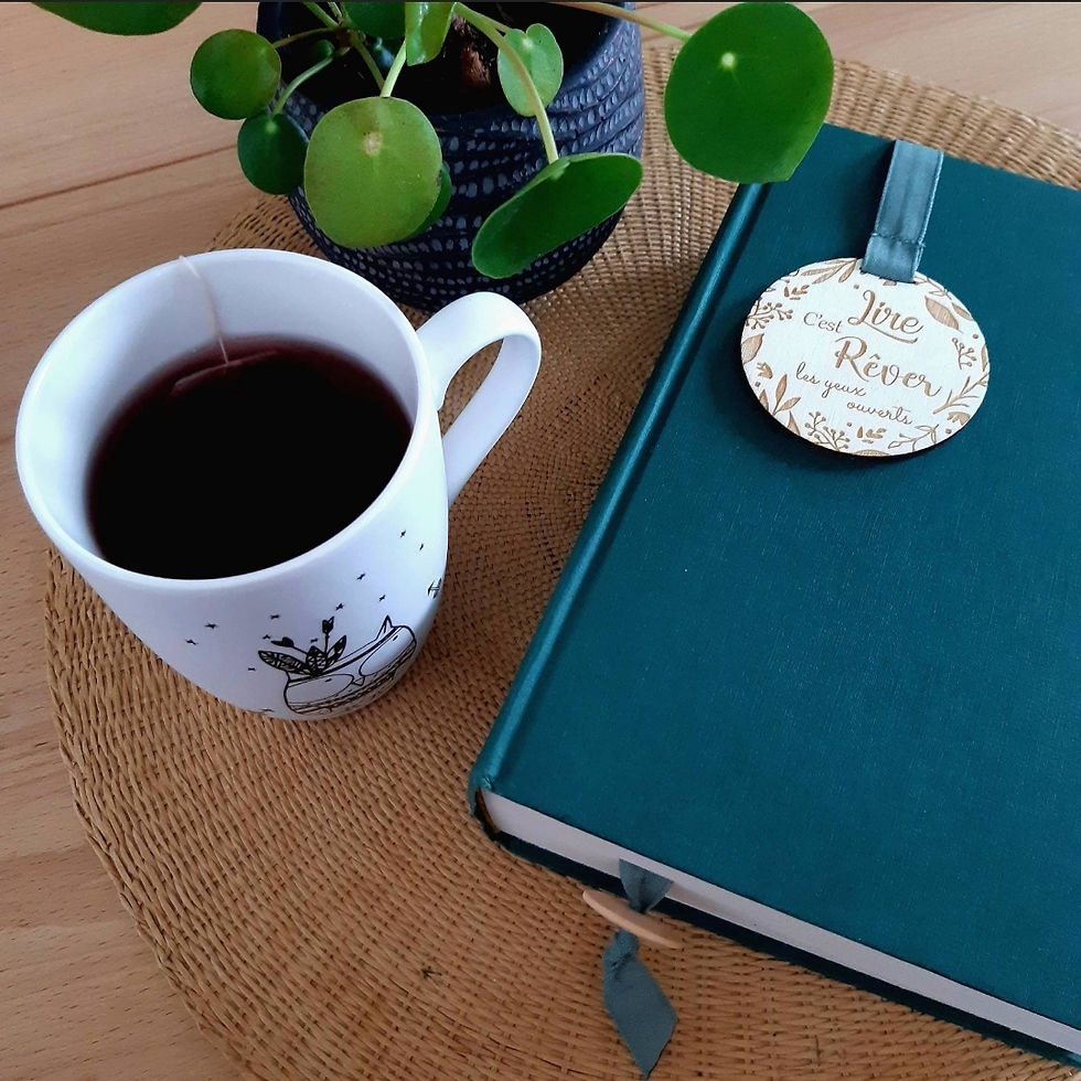 Miniature : Marque page Bois et ruban vert avec Motif Lire c'est Rêver les yeux ouverts utilisé dans un livre