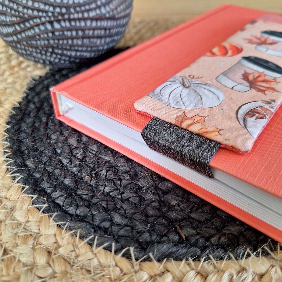 Miniature : Etui à stylo Tissu rose avec motif citrouille et café à emporté utilisé comme marque page
