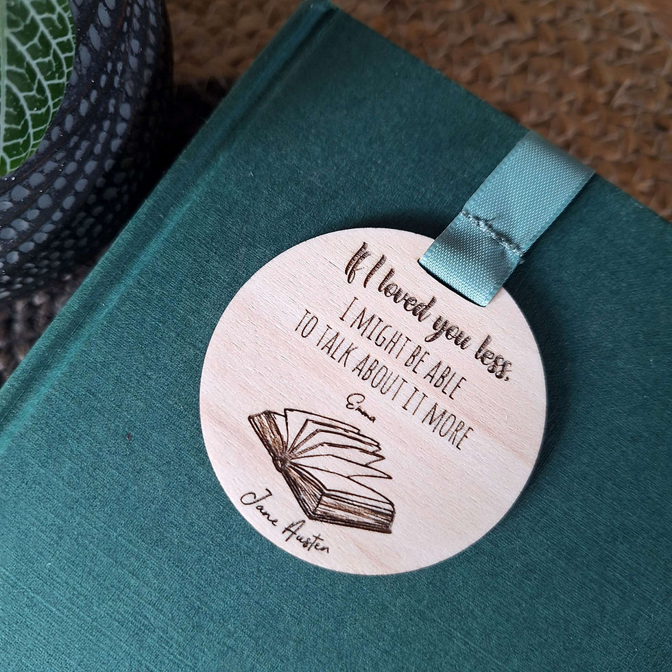 Zoom sur médaillon Marque page Bois et ruban vert avec Citation Jane Austen Emma (VO)