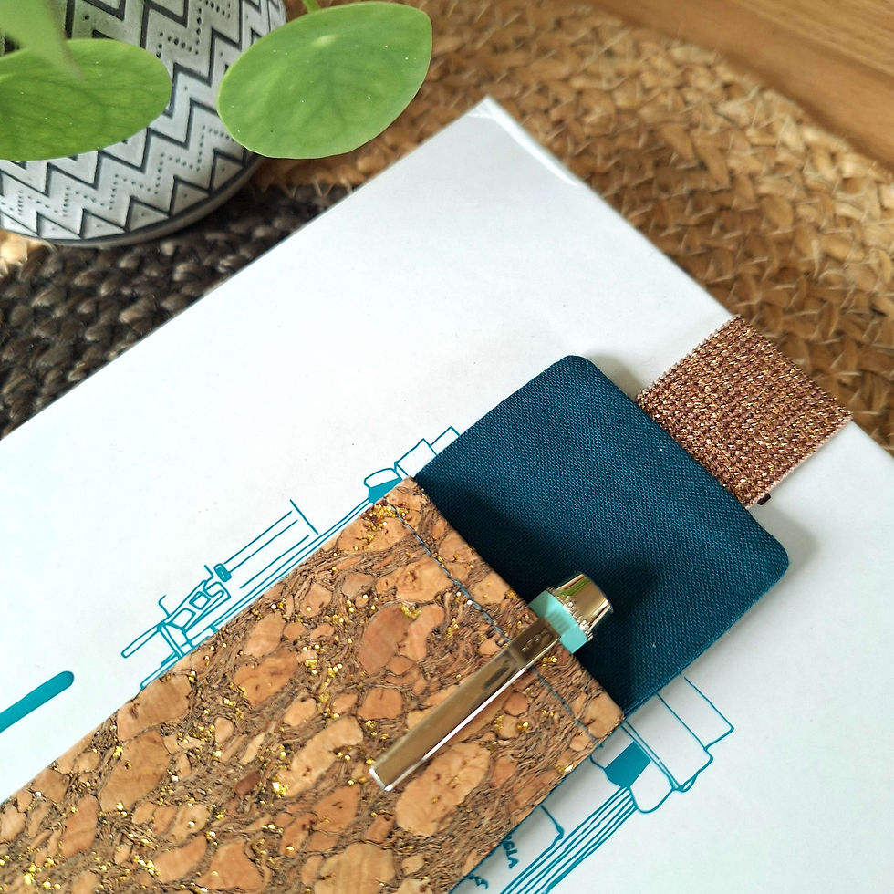 Zoom sur Etui à stylo Tissu liège avec paillettes dorées associé à un tissu bleu vert
