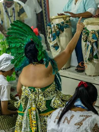 Mulher de costas incorporada com a Cabocla Jurema