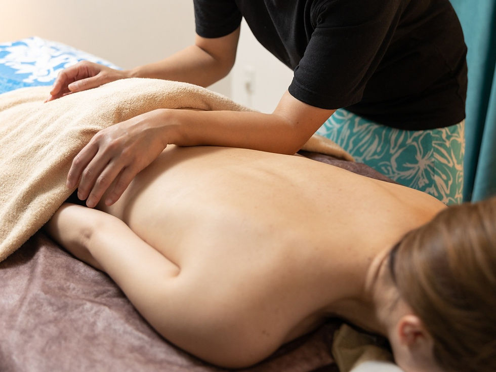 ロミロミマッサージの施術風景